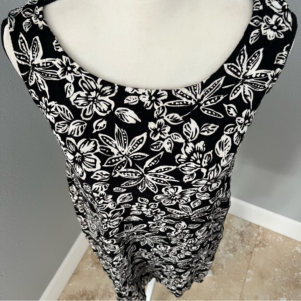 Notations Plus Size 1X Black & White Tropical Floral Sleeveless Tunic Top - Picture 5 of 8
